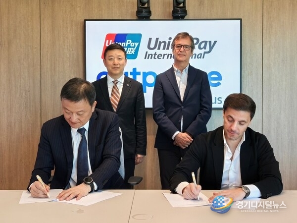 Left to right: Larry Wang, CEO of UnionPay International; Dong Junfeng, Chairman of China UnionPay and UnionPay International; Luis Maroto, President and CEO, Amadeus; Sam Abdou, CEO, Outpayce from Amadeus