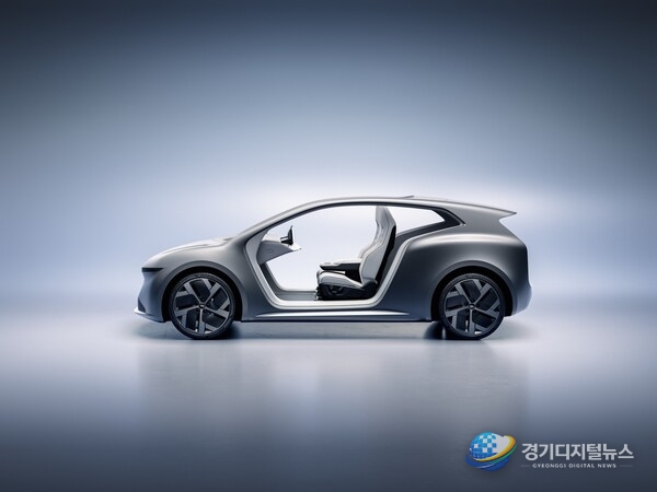 At Lucid Investor Day 2026, the company introduced Lunar, a purpose-built robotaxi concept based on the Midsize platform.