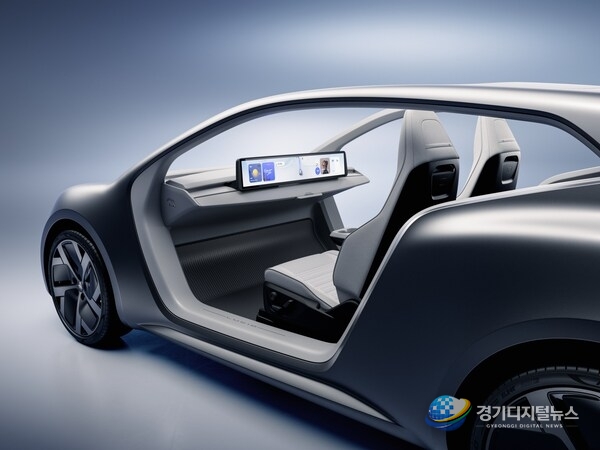 At Lucid Investor Day 2026, the company introduced Lunar, a purpose-built robotaxi concept based on the Midsize platform.