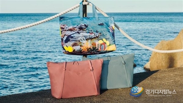 Voyageur Q-Tote in Pink Clay and Thyme, Voyageur Just In Case Tote in Mediterranean Print