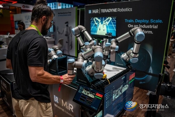 The new UR AI Trainer, developed by Universal Robots and Scale AI, is the first direct lab-to-factory solution for AI model training.